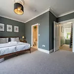 Premium Designer 4 Bedroom Home In Clifton - 3 Bathrooms & Cinema Room