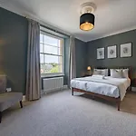 Premium Designer 4 Bedroom Home In Clifton - 3 Bathrooms & Cinema Room