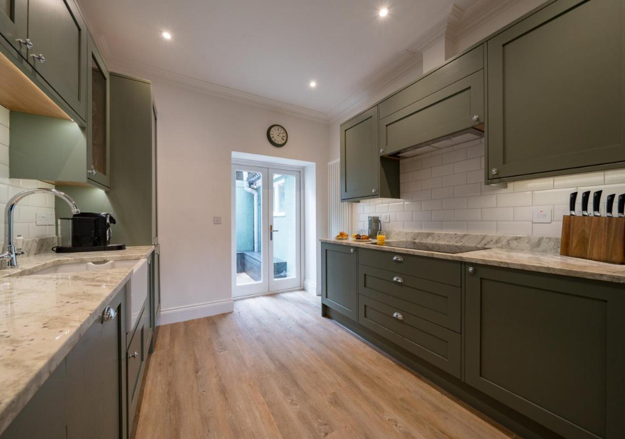 Premium Designer 4 Bedroom In Clifton - 3 Bathrooms & Cinema Ferienhaus